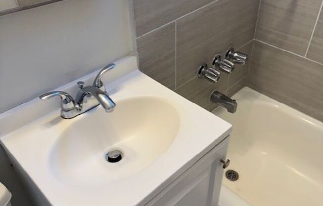 3 beds, 1 bath, 1,075 sqft, $2,495, Unit 2028-A