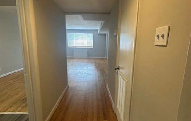 1 bed, 1 bath, $1,375, Unit R21-B06