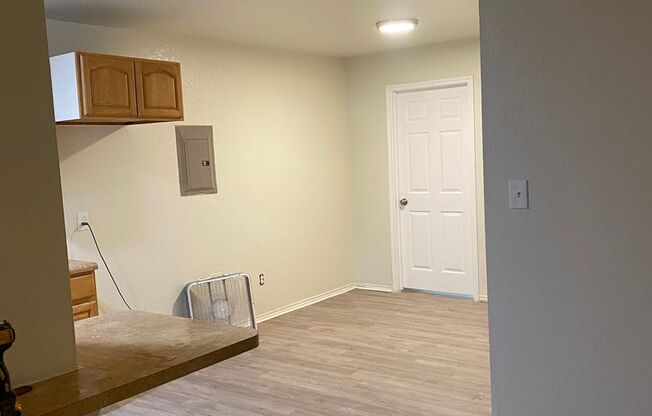 2 beds, 1 bath, 709 sqft, $1,000, Unit UNIT 2