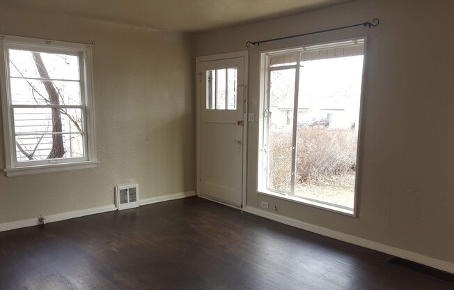 2 bed 1 bath single family home! AVAILABLE NOW! - 4335 S. Grant St.