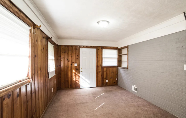 3 bed and 1 bath in Decatur!