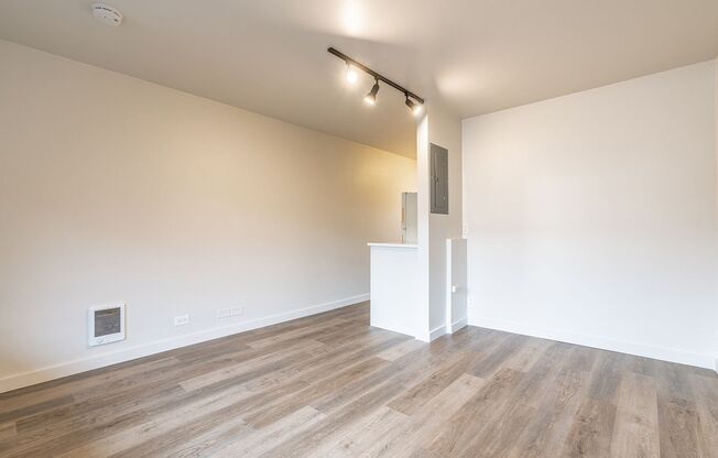 1 bed, 1 bath, 423 sqft, $1,295, Unit 01