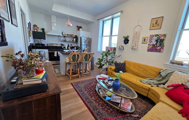 Bright 1 bedroom available December 10