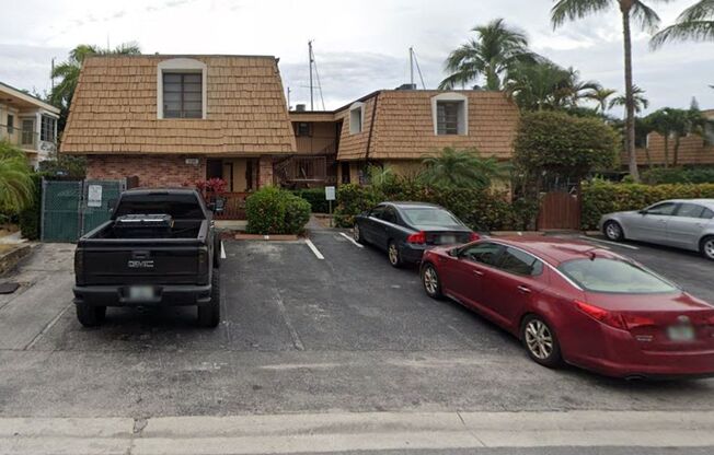 Waterfront with Pool - Las Olas Isles - walk to Las Olas, Beach $995 Special Dep & $995 First month w/ approved credit!