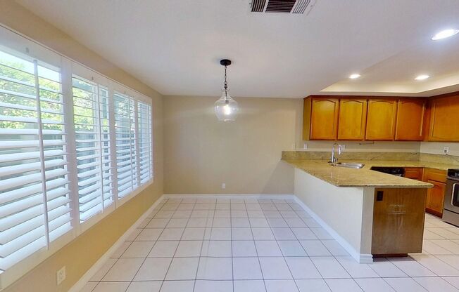 Spacious 2 Bed 2.5 Bath Townhouse in Irvine!