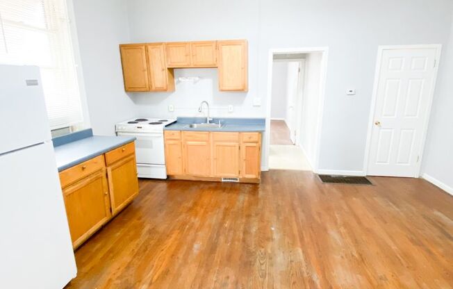 1 Bed/1 Bath! Hardwood floors! Gas included! Ask about our move-in special!