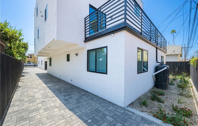 1039 W 43 ST