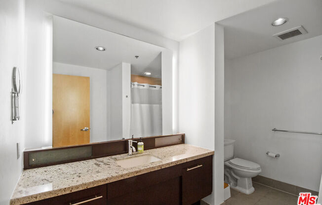 1 bed, 1 bath, 930 sqft, $3,000, Unit 813