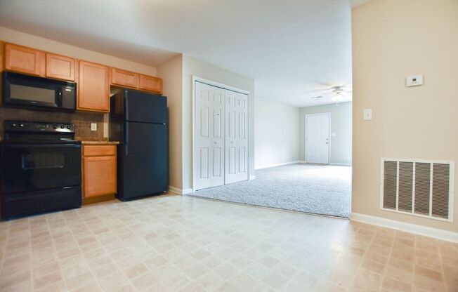 2 beds, 1 bath, $1,100, Unit Unit B