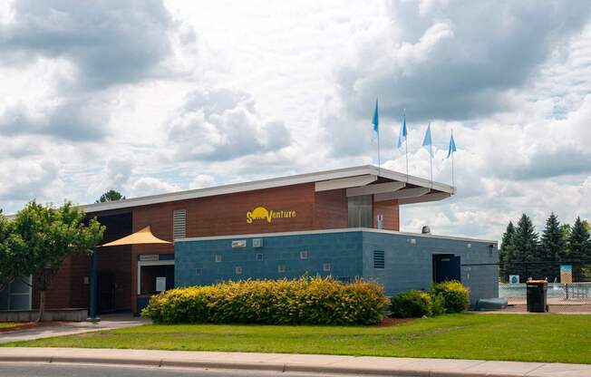 A building with a sign that says "Fenture" on it.