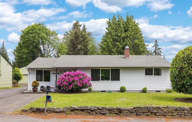 LOW RENT!Beautiful 4Bed2Bath House!PRIME heart of Lynnwood!Convenient Location!