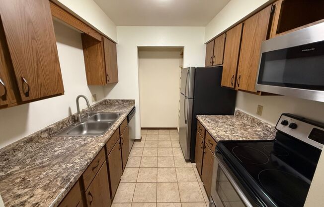 2 beds, 1 bath, 965 sqft, $1,675, Unit 7740CG