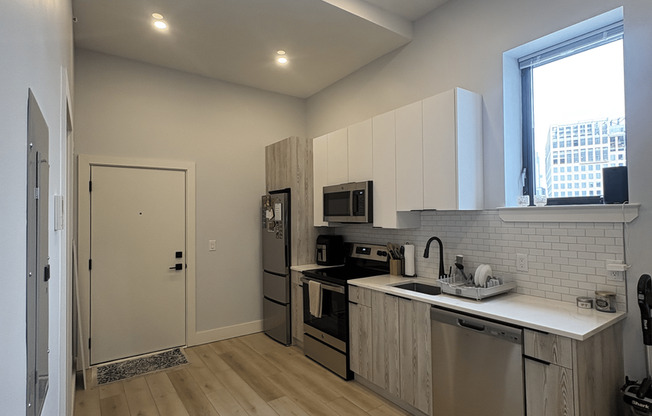 Studio, 1 bath, 400 sqft, $1,700, Unit 24