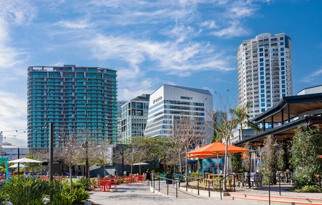 Outdoor dining and lively hangouts at Sparkman Wharf keep Modera Encore just moments from Tampa’s waterfront energy and vibrant local flavor.