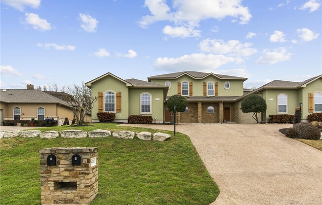 1401 DELSIE DR