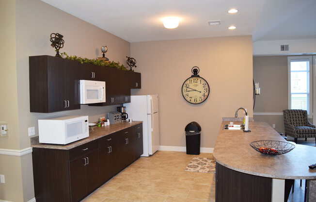 Clubhouse Eat In Kitchen at Stoney Pointe Apartment Homes, Wichita, Kansas