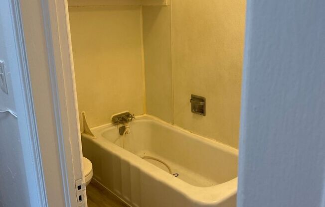 2 beds, 1 bath, $810, Unit H