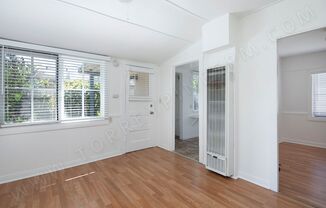 Cute Ocean Beach Cottage 1 Block from Newport Ave!