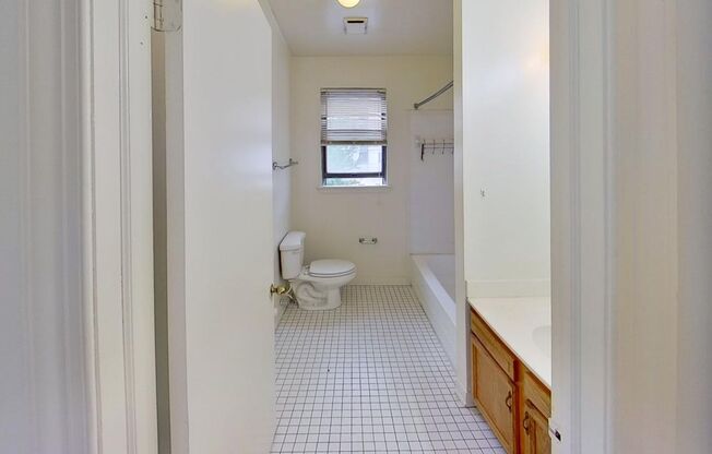 Studio, 1 bath, 400 sqft, $1,099, Unit 9E