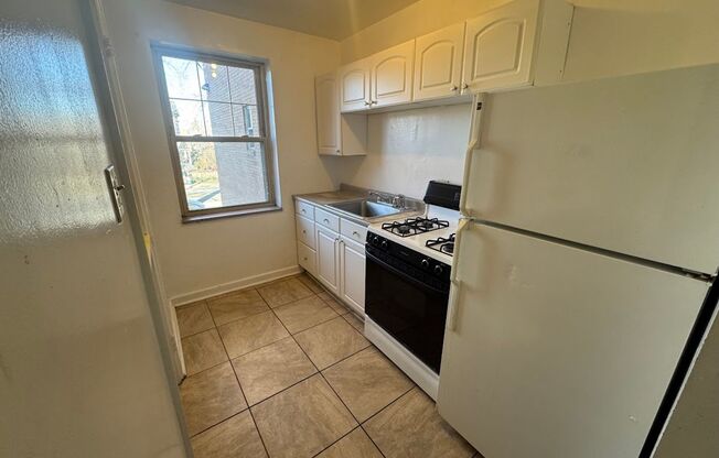 3 beds, 1 bath, $2,010, Unit 116B