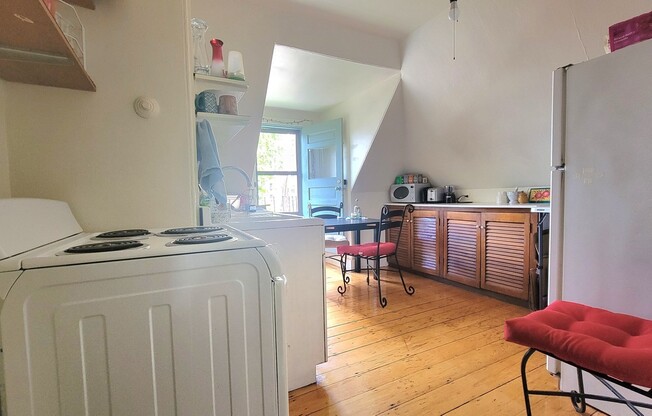 2 beds, 1 bath, 800 sqft, $2,800, Unit 3