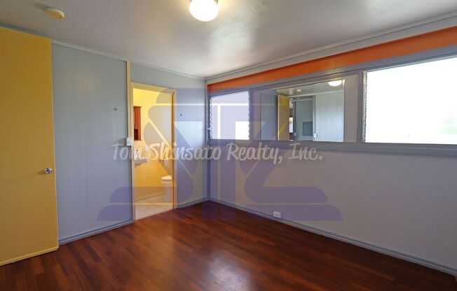 Upstairs duplex unit in Waipio! Convenient location!