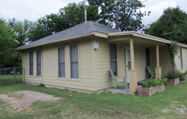 Cute Cottage in Central Austin!!