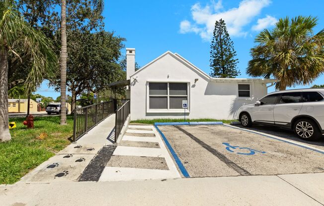 Charming 2-Bedroom Single-Family Home with Spacious Yard in Hollywood, FL