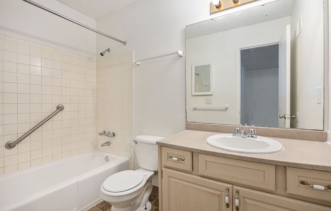 1 bed, 1 bath, 870 sqft, $899, Unit 7050 Unit #131