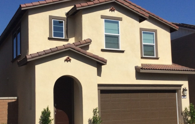 Beautiful 3 bed 2.5 bath newer home for lease in Riverside with 2 car garage