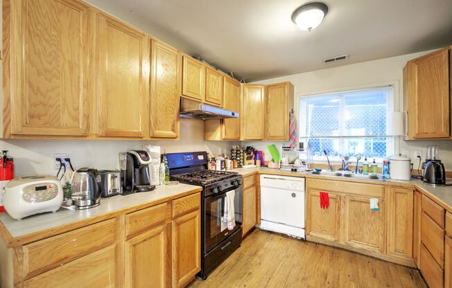 8 Bedroom home in the Heart of the U-district