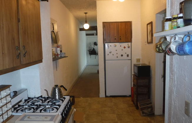 2 beds, 1 bath, 975 sqft, $1,600, Unit 3