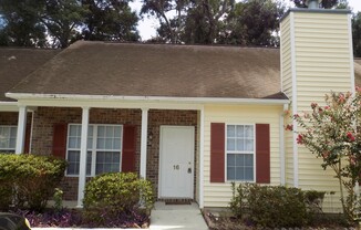 2 Bedroom, 2 Bath Townhome on Southside Savannah, Close to Savannah Mall