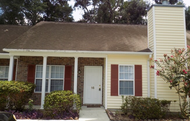 2 Bedroom, 2 Bath Townhome on Southside Savannah, Close to Savannah Mall