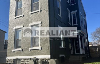 121 E 9th St