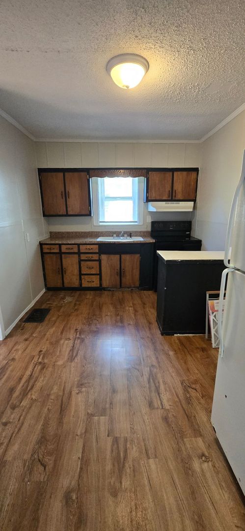 2 Bed 1 Bath - Off Street Parking/Washer Dryer Hook Up!