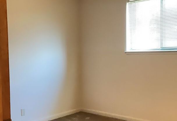 2 beds, 1 bath, 950 sqft, $1,085, Unit C05 Manor