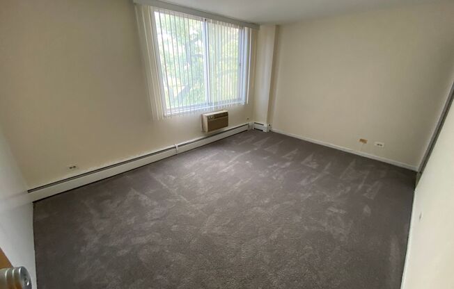 2 beds, 1 bath, $2,375, Unit 1616 - 2C