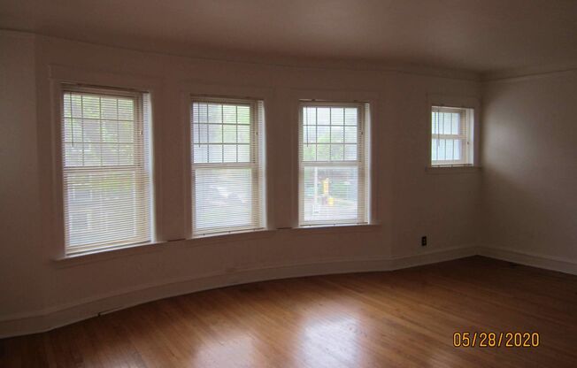 Available October 2025- Gorgeous, Sunny 1 Bedroom Flat with Hardwood floors and Free Heat!
