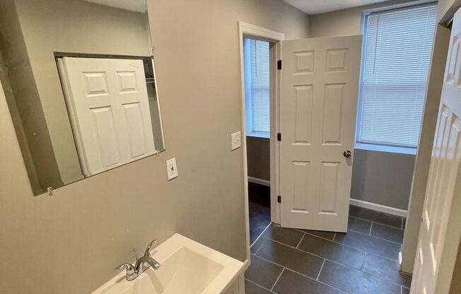 Studio, 1 bath, 500 sqft, $800, Unit 1st Floor Front