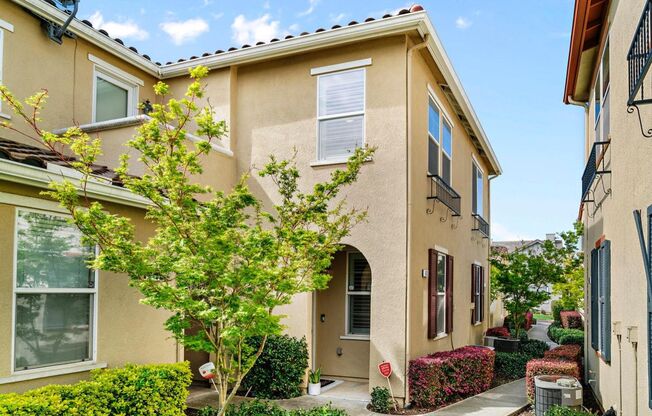 Beautiful 2 bed 2 bath located in Elk Grove!