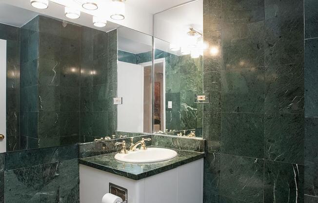 1 bed, 1.5 baths, 800 sqft, $5,500, Unit 8-B
