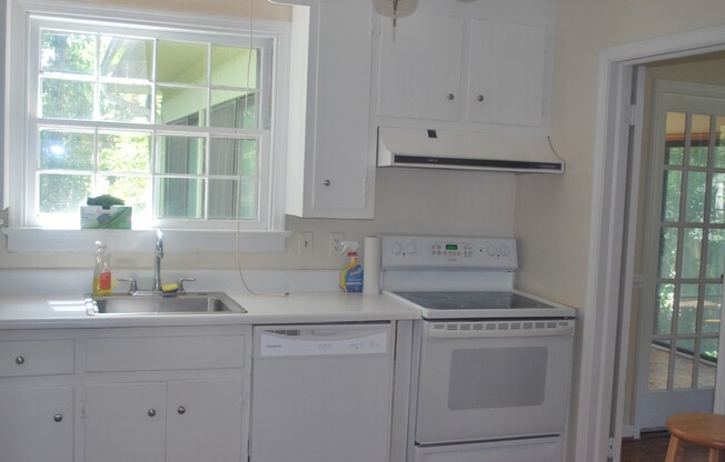 Charming Brick Tri-Level Home for Rent!
