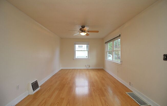 Great Overlook 2 Bedroom Bungalow - Steps to Max!!!!