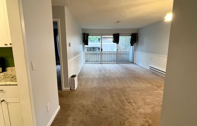 1 bed//1bath Secluded Corner-Unit Condo with Private Deck in Lynnwood