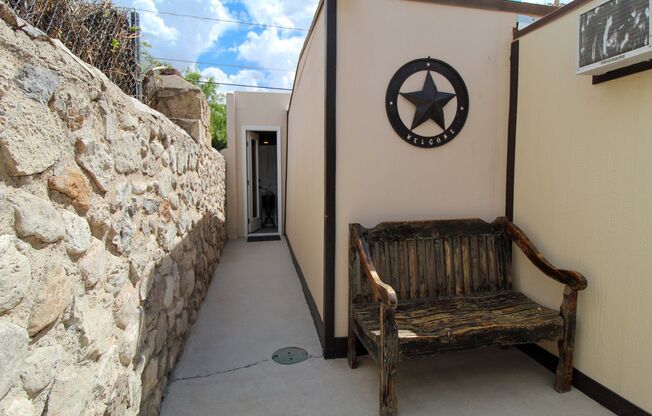 900 Winter Back Unit Fully Furnished Kern Place Studio – All Utilities Included, Near UTEP & Cincinnati St.