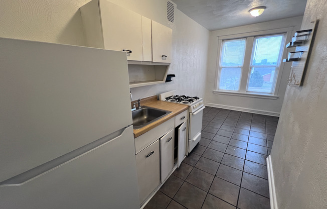 Studio, 1 bath, 400 sqft, $865, Unit 304