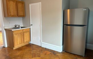 Studio, 1 bath, 450 sqft, $1,550, Unit 4