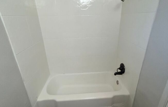 1 bed, 1 bath, 625 sqft, $995, Unit 06