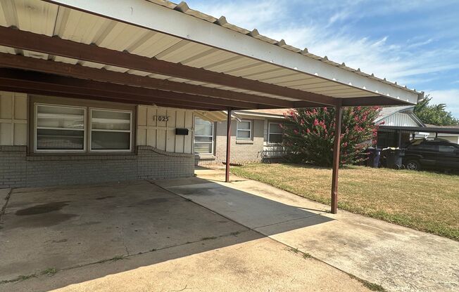 4 Bedroom 1.5 Bathroom - Covered Carport